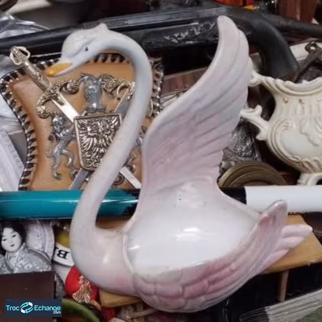 Le cygne en céramique valeur 8 euros contre 1 paquet de croquette chat
