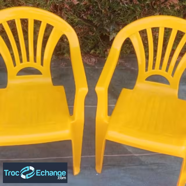 2 fauteuils enfants en plastique -  très bon état