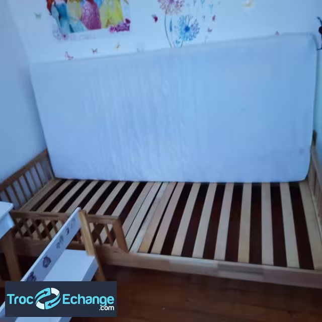 Lit enfant bureau coffre a jouets et buffet et table laqué bon état 