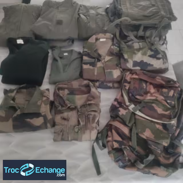 Lot vêtements et accessoires militaire 