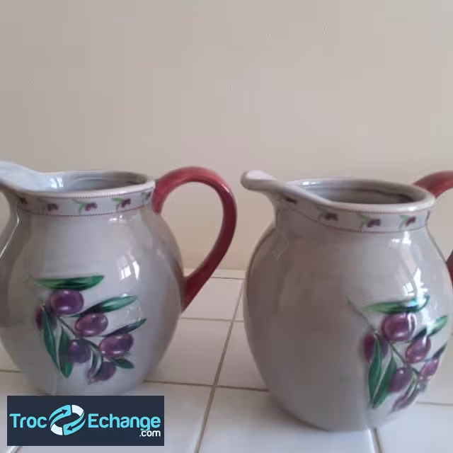 2 pichets en faïence vernis craquelés, pas de fabricant, motif olives, hauteur 15cm